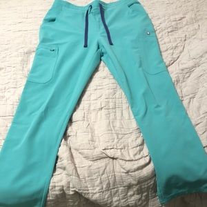 Figs Yolo petite medium scrub pants - surgical green - size medium.